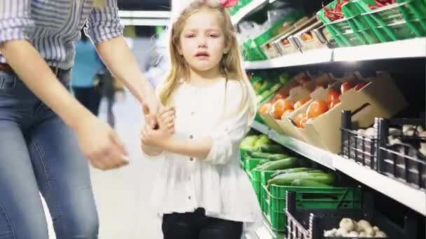 Bambina shopping con la madre per generi alimentari — Video Stock