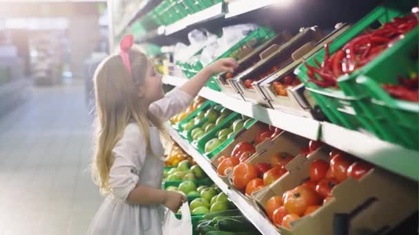 Девочка в супермаркете — стоковое видео