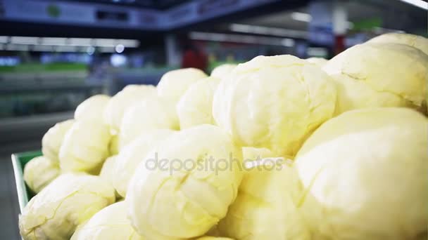 Стенд супермаркета с группой свежей зеленой капусты в отделе фруктов и овощей — стоковое видео