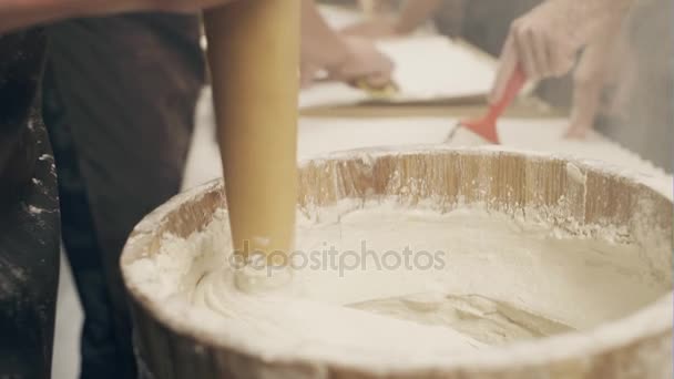 Trabalhador misturando um gesso em thr balde de madeira — Vídeo de Stock