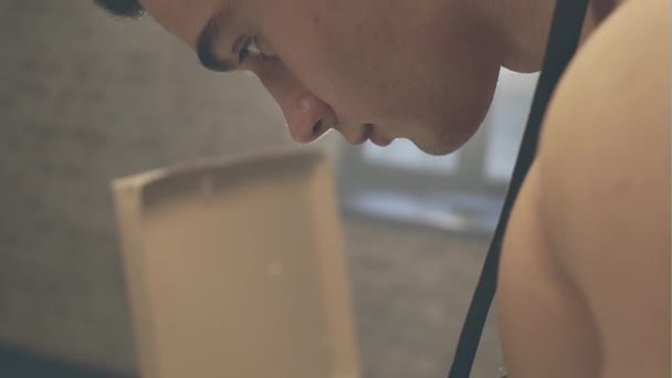 Joven artesano en topless — Vídeo de stock