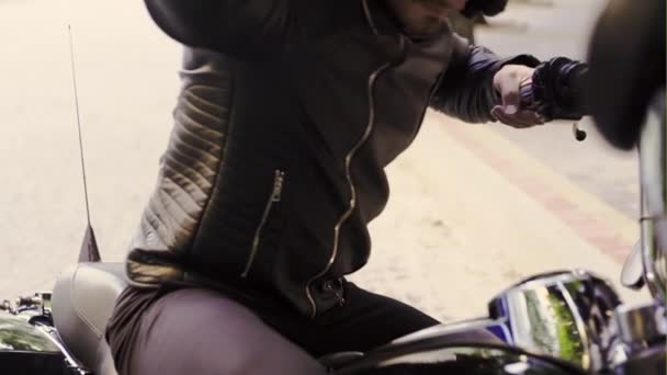 Bonito cavaleiro cara em jaqueta de motociclista preto — Vídeo de Stock