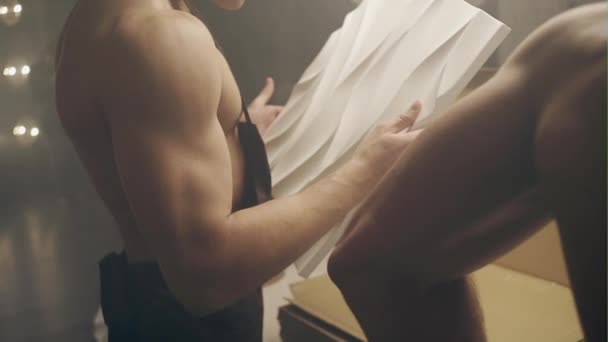 Группа мускулистого человека работает в студии — стоковое видео