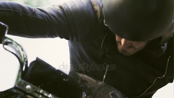 Homme descendre de moto et enlever le casque — Video