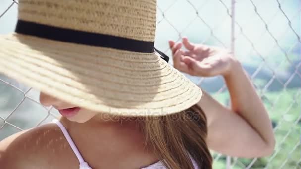 Menina adolescente sonhadora no dia de verão — Vídeo de Stock