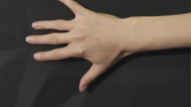 Ręka kobiety dotykając chropowaty ściany — Wideo stockowe