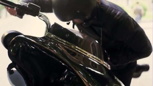 Biker moi descend de ma moto et jette son casque — Video