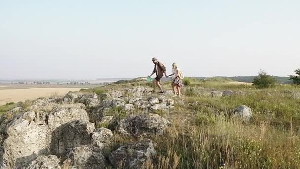 Emocionado casal caminhando em direção à praia — Vídeo de Stock