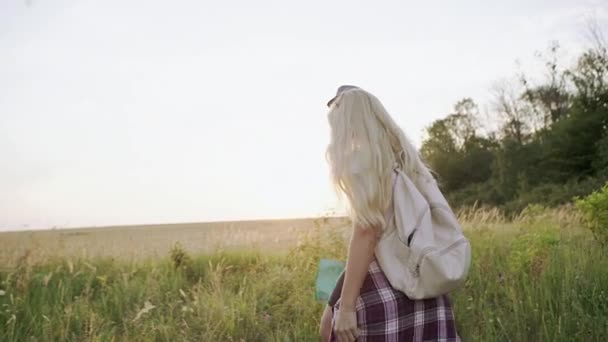 Homem com mapa e namorada caminhando pelo campo — Vídeo de Stock