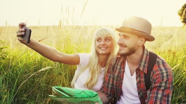 Pareja viajera tomando selfie en el campo — Vídeos de Stock