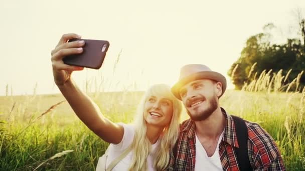 Pareja alegre tomando fotos en el campo — Vídeos de Stock