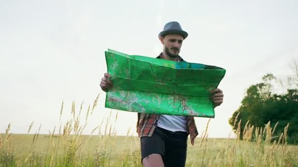 Hombre con mapa viajando por la naturaleza — Vídeo de stock