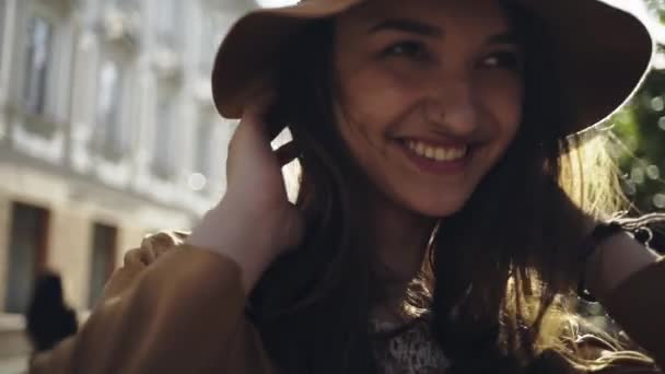 Retrato de menina bonita no chapéu marrom — Vídeo de Stock