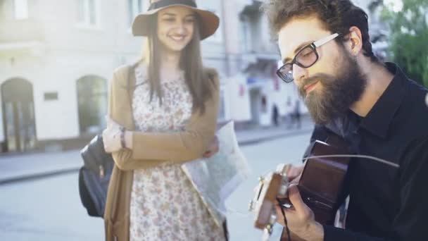 Bello ragazzo è giocare acustica chitarra mentre ragazza ascolto — Video Stock