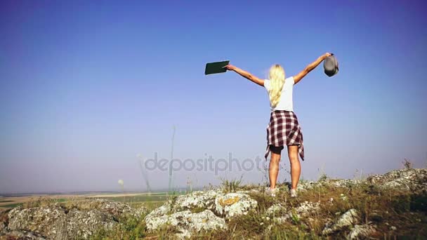 Mulher anônima desfrutando de vistas — Vídeo de Stock