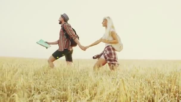 Dos paseos turísticos positivos en el campo de oro — Vídeo de stock