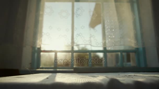 Винтажный стол в солнечном свете из окна — стоковое видео