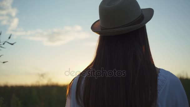 Joven mujer alegre viendo atardecer — Vídeo de stock