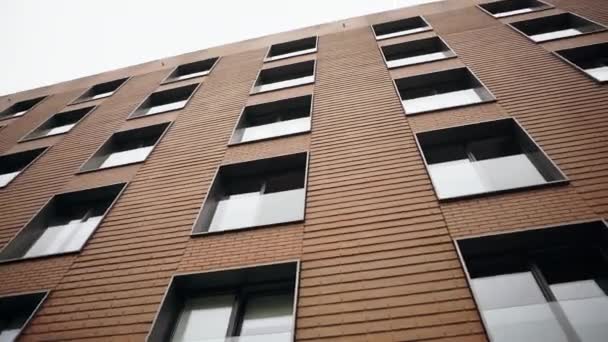 Niedriger Blickwinkel auf Wohngebäude — Stockvideo