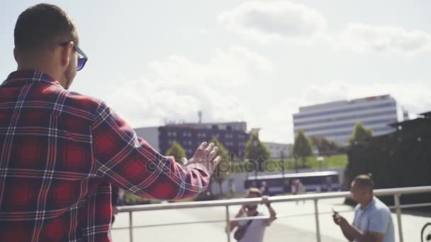 Cheerful old friends having fun together in old town. — Stock Video