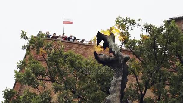 Cracovia, Polonia - 13 de septiembre de 2017: Wawel Dragon. Cracovia, Polonia Escultura artística del legendario dragón de Wawel respirando fuego al pie del castillo de Wawel en Cracovia . — Vídeos de Stock