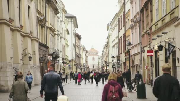 Kraków, Polska - 13 września 2017: Ulica Floriańska Kraków, turystów na ulicy Floriańskiej — Wideo stockowe