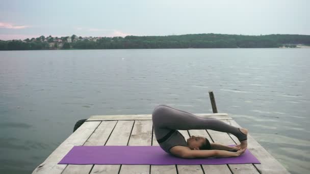 健康的な生活の女性練習、バランスの取れた身体と瞑想ヨガ、自然の中で橋の上のマインドフルネス. — ストック動画