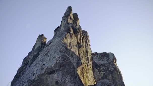 Acantilado rocoso en día soleado — Vídeo de stock