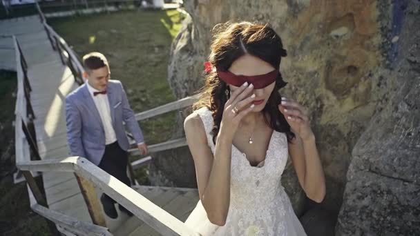 Ögonbindel bruden går på övervåningen — Stockvideo
