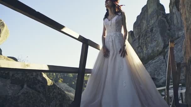 Die Braut in wunderschönem Kleid, enge Augen, Bürokratie — Stockvideo