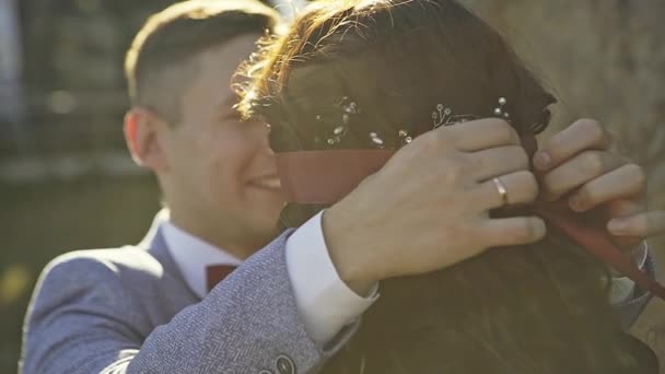 Preciosa pareja en las montañas — Vídeos de Stock