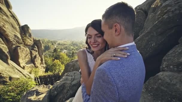 Pareja recién casada de pie en la cima de la colina — Vídeo de stock