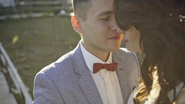 Bruiloft kus, close-up portret van de jonge bruid en bruidegom kussen — Stockvideo