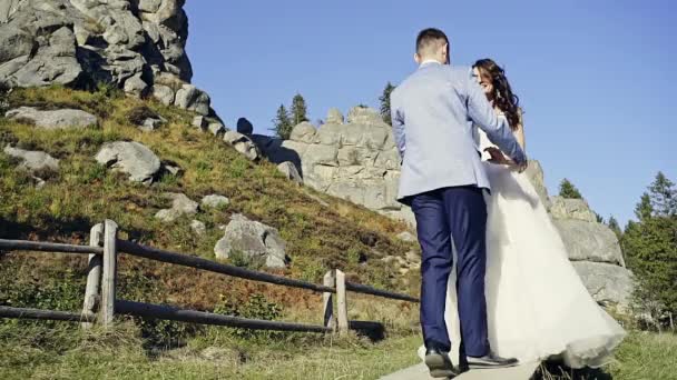 Роскошные невеста и жених с бородой прогулка в день их свадьбы — стоковое видео