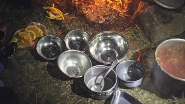 Metall skålar för middag i lägret — Stockvideo