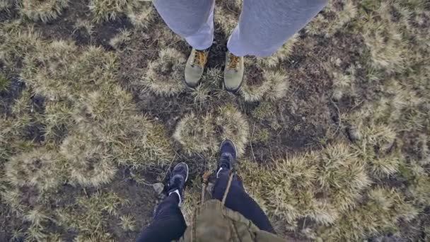 Jovem casal em montanhas sorrindo — Vídeo de Stock