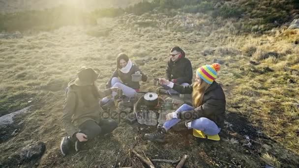 Skupina přátel, příprava jídla v horách — Stock video