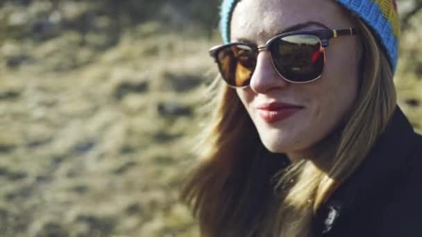 Gladlynt kvinna i solglasögon på naturen — Stockvideo