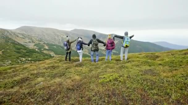 Team van reizigers die zich voordeed op de bergtop — Stockvideo