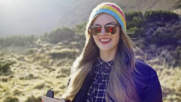 Hermosa mujer mirando un mapa durante un viaje — Vídeo de stock