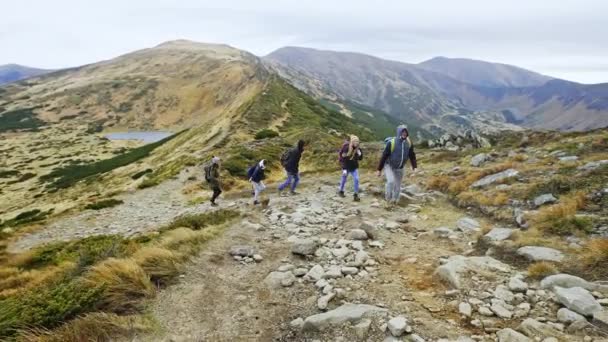 Skupina mladých lidí, turistika v horách — Stock video