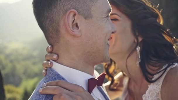 Crazy ślub miłośników nowo żonaty, namiętnie i funnyly cenionych na tle splątane promienie słońca, który jest między Gór Skalistych. — Wideo stockowe