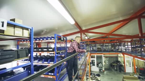 Muž, který stojí ve skladu, opírali se o zábradlí — Stock video