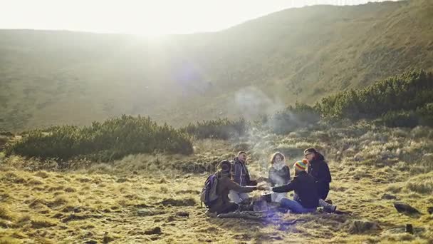 Groupe de randonneurs se relaxant près du feu de camp  . — Video