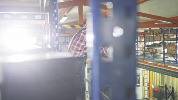 Joven trabajador guapo en uniforme en la fábrica — Vídeo de stock