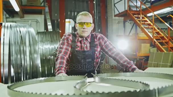 Trabalhador feliz no uniforme e usando óculos — Vídeo de Stock