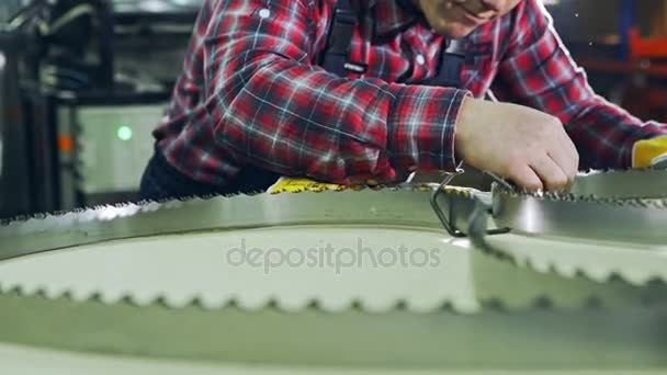 Zeker jonge man ingenieur ik beschermende uniform werkzaam bij het metaal en staal fabriek — Stockvideo