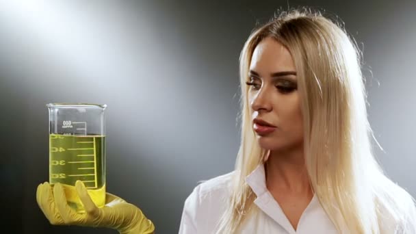 化学者として魅力的なモデルポーズ — ストック動画