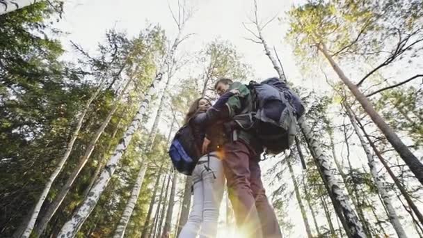 Innehåll par turister poserar i skogen — Stockvideo