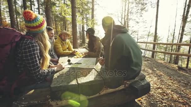 Turisté, plánování trasy u stolu v lese — Stock video